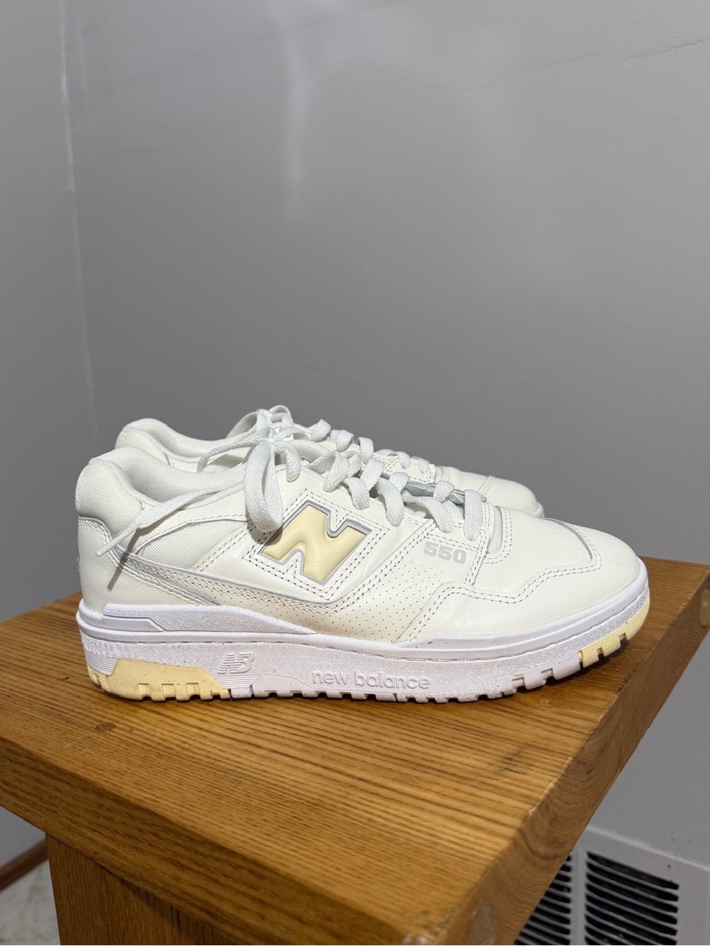 New Balance 550 Sneakers Womens 8.5 White Cream Linen Leather Retro Shoes